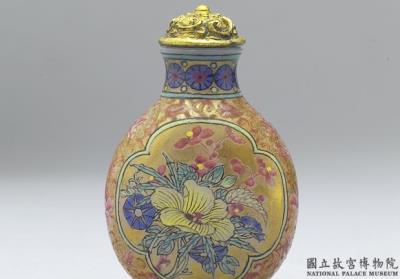 图片[2]-Glass-body painted enamel snuff bottle with the three flowers of autumn on a golden background, Qing dynasty, Qianlong reign (1736-1795)-China Archive